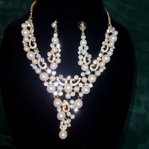 NWT Christian Siriano pearl and crystal necklace and matching post earrings.